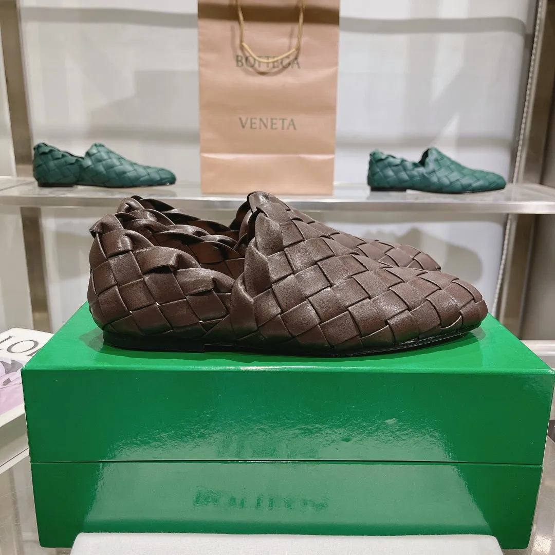 [BV] Top P: 760💰Size for couples: 35-44 (Female, 40, 41, Male 38, 45, custom-made, non-returnable) (Bottega Veneta) Genuine leather outsole, classic woven beanie shoes, two-wear heel set Blessed are the little feet👣👣Comfortable casual shoes that can be worn all year round, made of imported first-layer sheepskin➕fine-quality sheepskin leather, imported sheepskin lining, luxury genuine leather outsole [rose][rose], Bottega Veneta is an Italian luxury brand. Made using traditional Italian leather craftsmanship.
